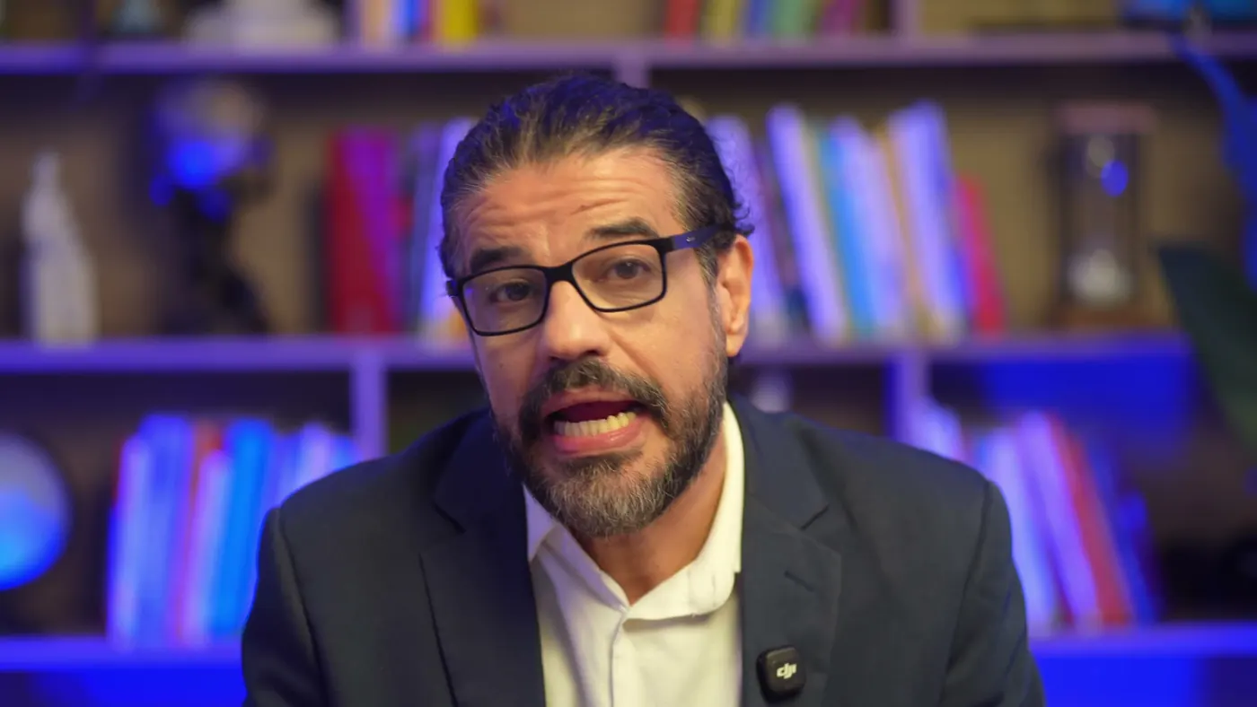 Professor do Emotize durante a gravação de uma aula